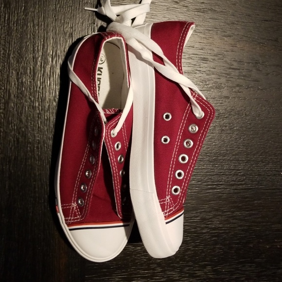 Tennis shoes in the "converse" style. - Picture 3 of 7